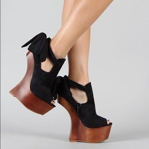 Privileged Ferra Peep-Toe Heel-less Wedges